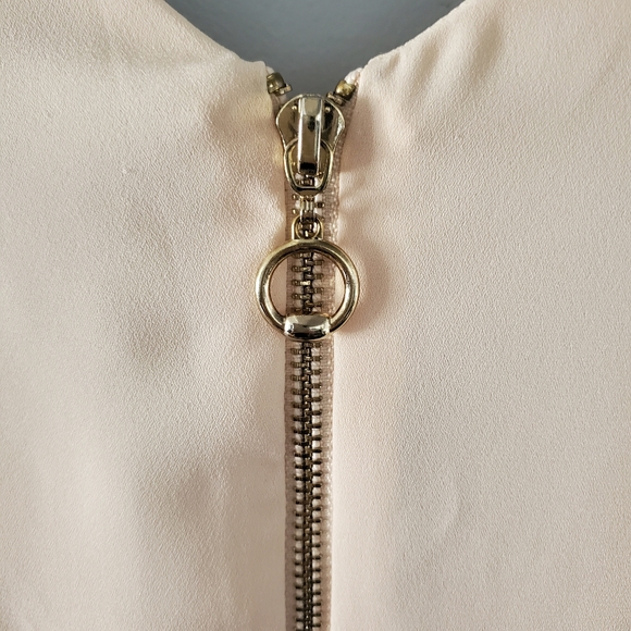 Suzy Shier Short Sleeve V Neck Back Zipper Blouse Size S - Picture 4 of 5